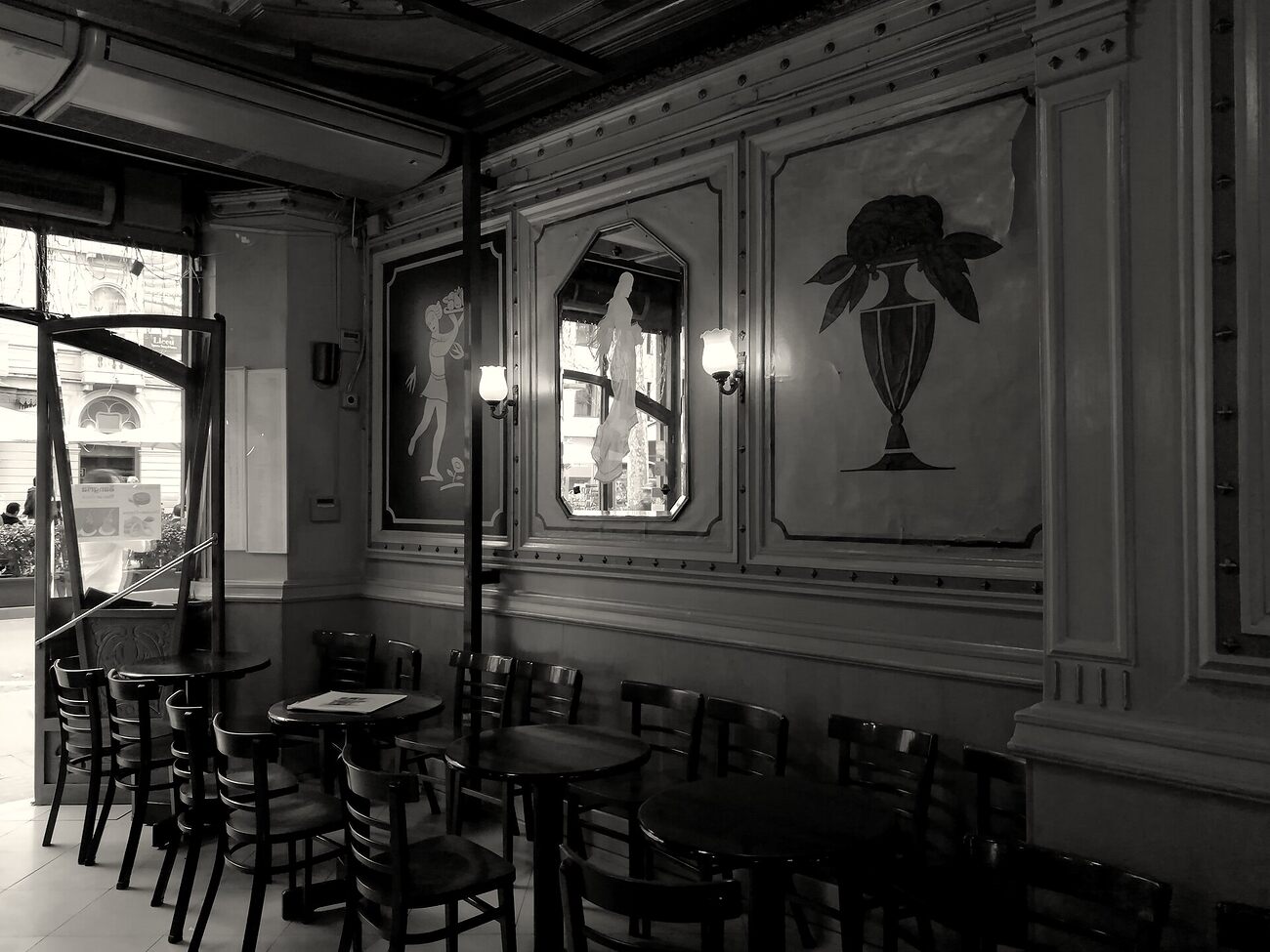 Im Cafè de l’Òpera an La Rambla: Jugendstil-Vertäfelungen, Spiegel und Marmortische
